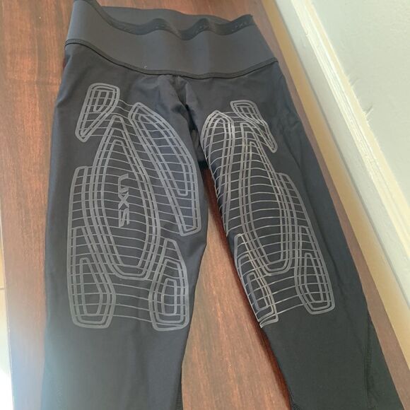 2XU lightweight speed mid rise compression activewear 3/4 thighs leggings, NWT - Picture 13 of 16